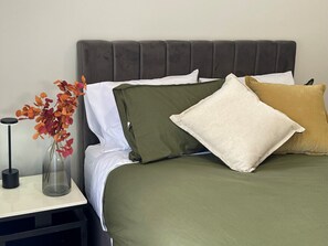 1 bedroom, desk, WiFi - Central Studio in new townhouse! (Beechworth)
