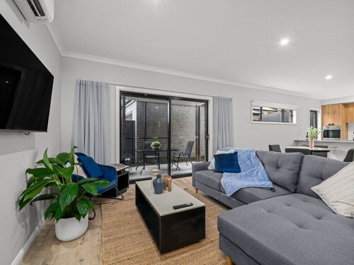 Brand new 3 bed townhouse, walk to town!