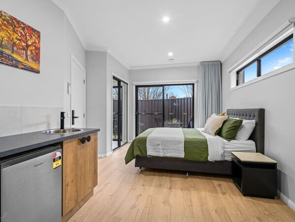 1 bedroom, desk, WiFi