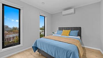 2 bedrooms, desk, iron/ironing board, WiFi