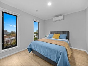 2 bedrooms, desk, iron/ironing board, WiFi
