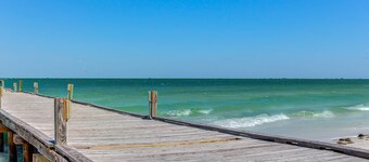 Cozy retreat, steps away from Gulf and beaches, dog friendly, AC