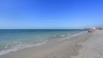 在海滩、沙滩椅、沙滩毛巾