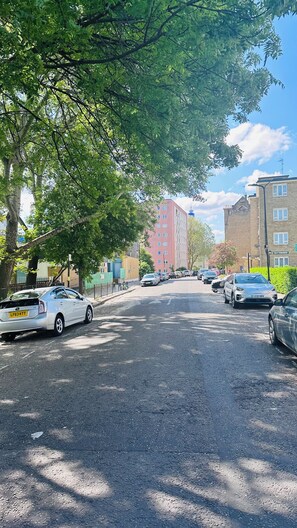 Parkeerplaatsen op het terrein