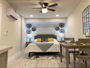 1 室のベッドルー  ム、アイロン / アイロン台、WiFi (無料)、ベッドシーツ