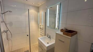 Shower, hair dryer, bidet, towels