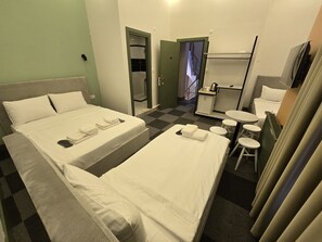 Chambre quadruple classique | Draps en coton égyptien, literie de qualité, minibar, bureau