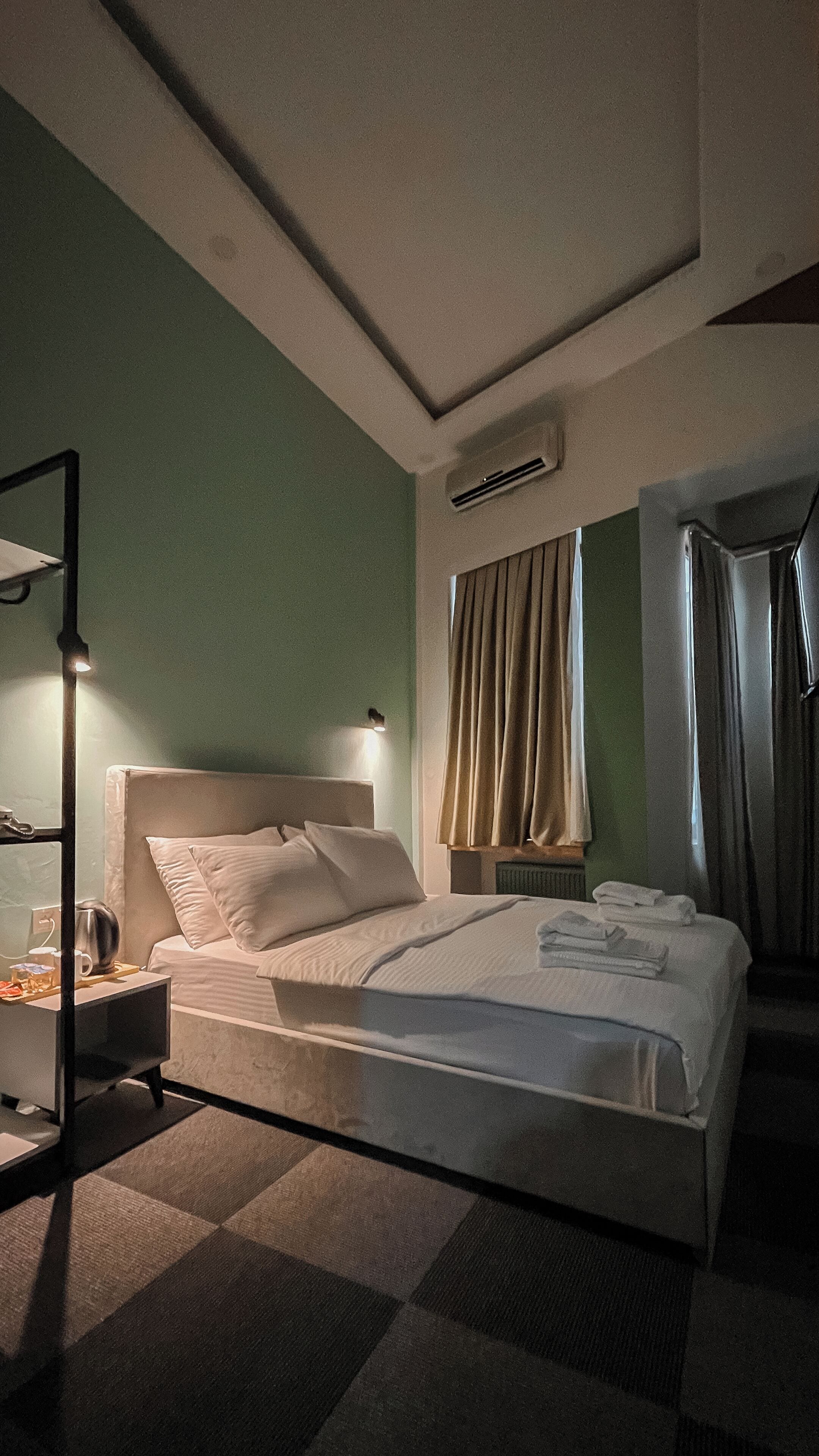 Habitación Deluxe, vista a la ciudad | Sábanas de algodón egipcio, ropa de cama de alta calidad y minibar 