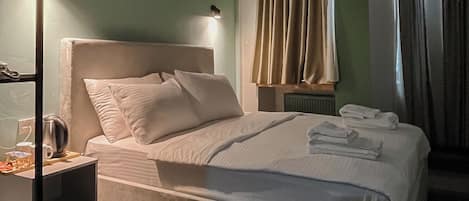 Rom – deluxe, byutsikt | Sengetøy i egyptisk bomull, sengetøy av topp kvalitet og minibar