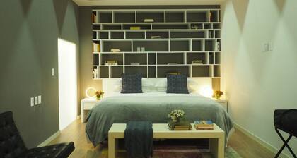 Apartment w/ Salon-Bar & Balcony - Near the Angel