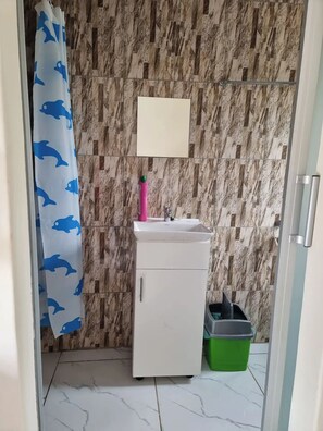 Shower, towels, soap, shampoo - Gono Compound 1 - B&B with Queen bed

 (Harare)