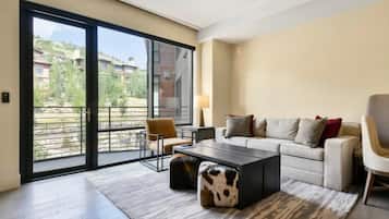 Televisie, een open haard en een kantoor