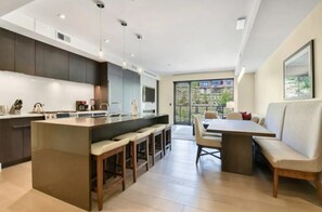 冷蔵庫、電子レンジ、オーブン、コンロ