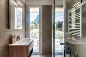 Dusche, Haartrockner, Shampoo