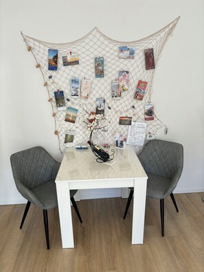 Dining - Ferienwohnung mit Großzügiger Terrasse, Modern und Haustierfreundlich! (Graal-Müritz)