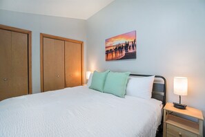 5 Schlafzimmer, Schreibtisch, Bügeleisen/Bügelbrett, Reisekinderbett