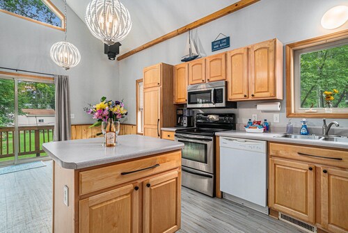 🏡 Tranquil 5-BR Lake House | Near Duck Lake & TC ➠7570!