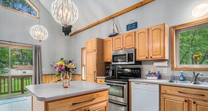 🏡 Tranquil 5-BR Lake House | Near Duck Lake & TC ➠7570!