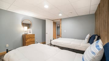 5 slaapkamers, een bureau, een strijkplank/strijkijzer, reisbedje