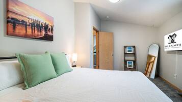 5 bedrooms, desk, iron/ironing board, travel crib