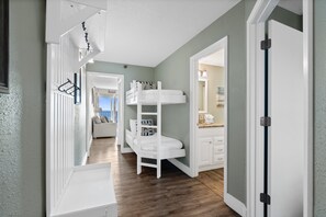 1 slaapkamer, een strijkplank/strijkijzer, gratis wifi, beddengoed