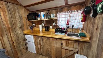 Frigorífico, microondas, placa de cocina y cafetera o tetera