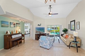 Smart TV - 25 Min to Fort Myers Beach, Canal front, large heated pool: Dive into Relaxation (Cape Coral)