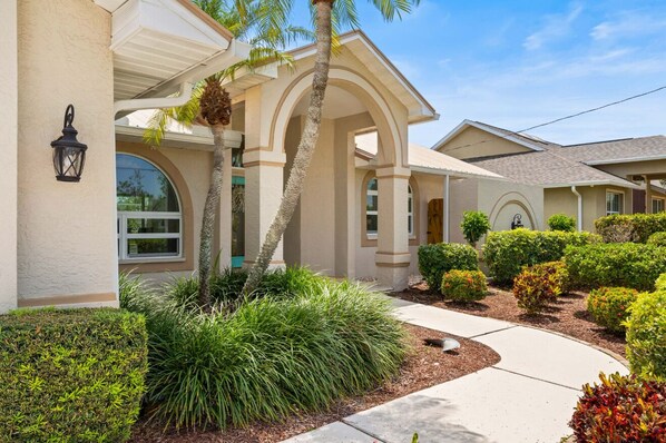 Exterior - 25 Min to Fort Myers Beach, Canal front, large heated pool: Dive into Relaxation (Cape Coral)