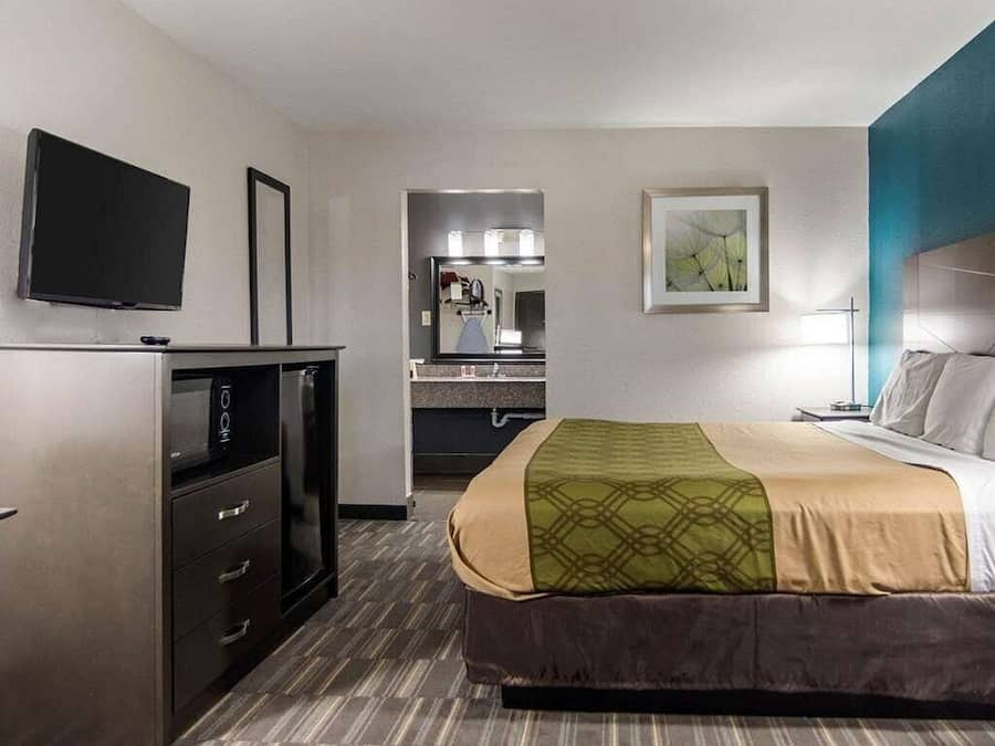 Blackout curtains, soundproofing, iron/ironing board, free WiFi