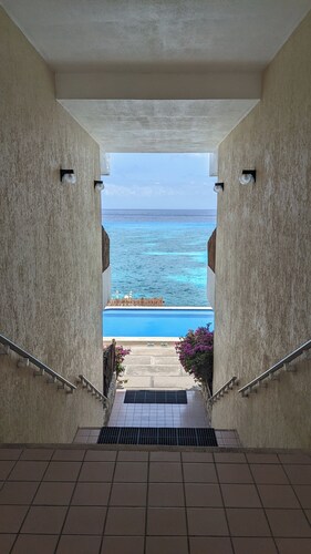 Spacious 3-Bedroom Beachfront Penthouse in Cozumel! - 15 min walk from downtown!