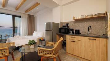 Suite Eksekutif, pemandangan samudra | Dapur pribadi | Microwave, mesin pembuat kopi/teh, dan peralatan masak/sendok-piring