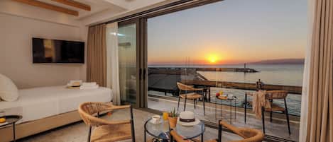 Suite junior, vista al océano | 2 habitaciones, insonorización y tabla de planchar con plancha