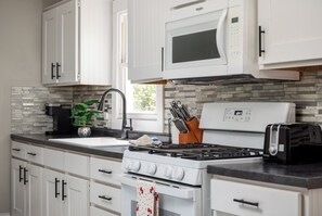 冷蔵庫、電子レンジ、オーブン、コンロ