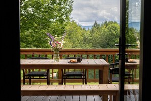 Outdoor dining - Green Mountain Haus: 4 br, fireplaces, a/c, private pond, mountain views! (Stowe)