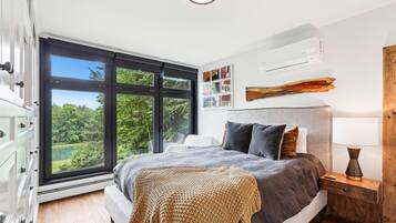 4 bedrooms, desk, iron/ironing board, free WiFi