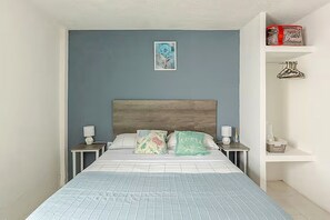 A bedroom with a bed, nightstands, a headboard, a wall-mounted shelf, and a framed picture. - Casa Ejecutiva Entera · 3 Suites Privadas · 5 min del Centro (Tlaxcala de Xicohténcatl)