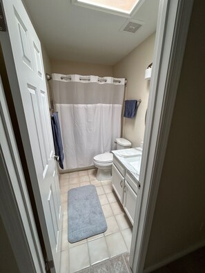 Dusj, hårføner, bidé og håndklær