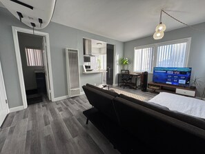 Skrivebord, wi-fi (inkludert) og sengetøy