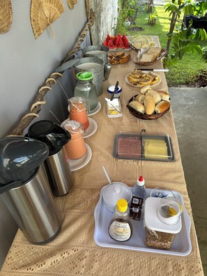 Suíte Triplo | Oleskelualue | 32–tuumainen äly-TV, jossa satelliittikanavat