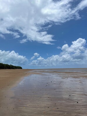 Na praia, areia branca, 8 bares na praia