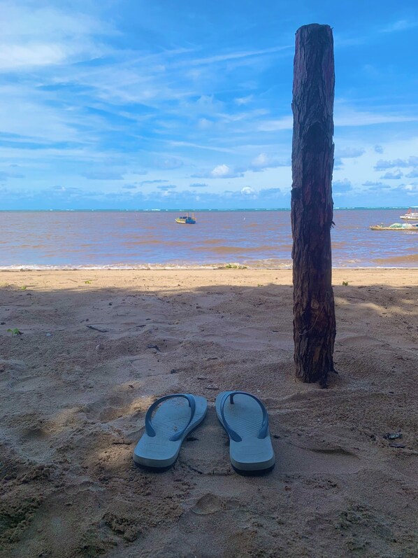 Rannalla, valkoista hiekkaa, 8 rantabaaria