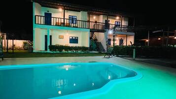 Suíte Triplo | Zona de estar | Smart TV de 32 pulgadas con canales por satélite