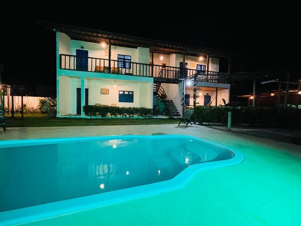 Chalet Standard, balcon, vue piscine | Coin séjour
