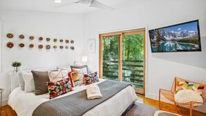 1 bedroom, desk, WiFi (free), bed sheets - Prize-Winning Modern Home in the Mountains (Boone)