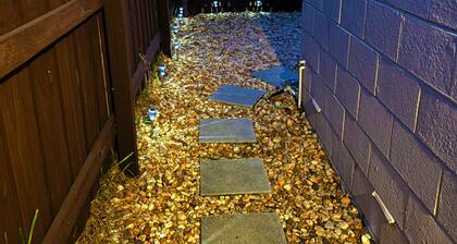 Cottage in West Palm Beach with Wi-Fi, AC, workspace, completely private yard