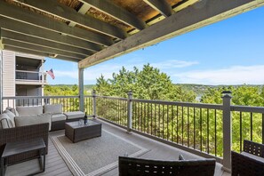 Property grounds - Two Level Condo w Two Decks near Silver Dollar City & Indian Point Marina - Free Tickets (Branson)