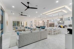 テレビ、テレビゲーム、テーブルサッカー台、卓球台