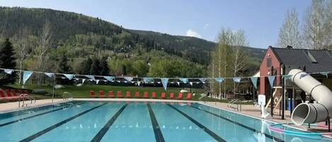 Een buitenzwembad en een verwarmd zwembad