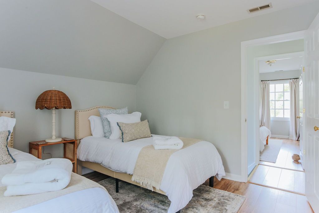 3 bedrooms, iron/ironing board, WiFi (free), bed sheets