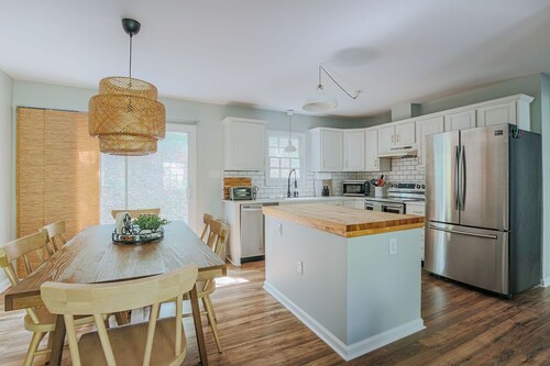 Stuart Cottage: Walk to downtown + Sleeps 8